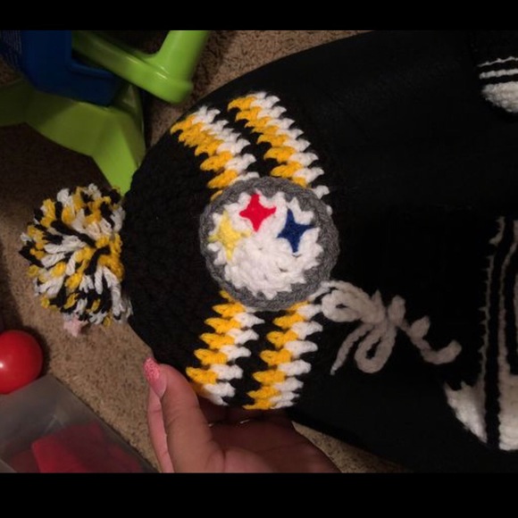 Custom knitted new born baby hat with booties - Picture 3 of 4